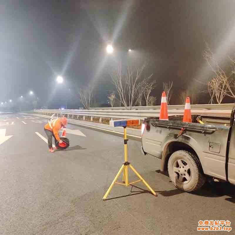 移动红蓝太阳能警示灯