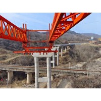 西藏阿里架桥机作业过程保持高度警惕